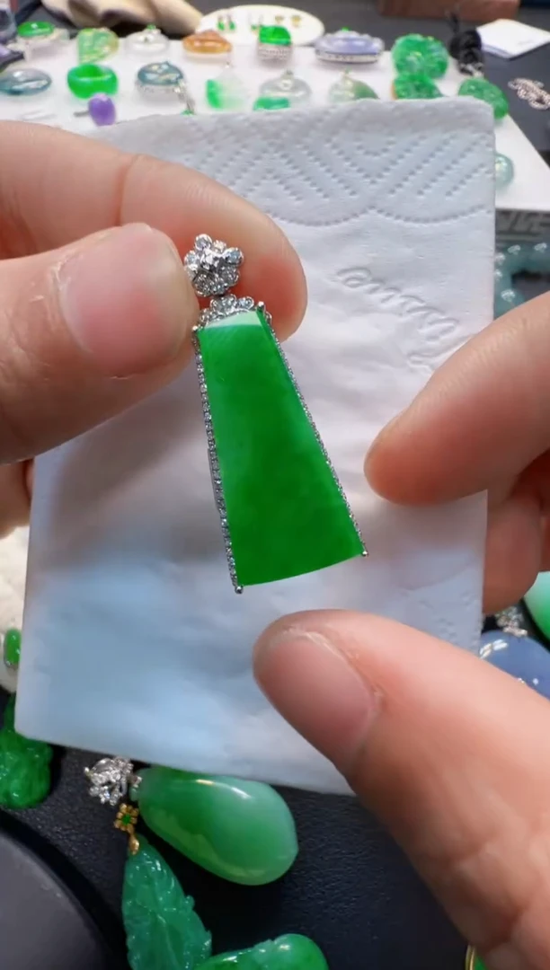 翡翠18K金镶嵌吊坠(不含链)6800