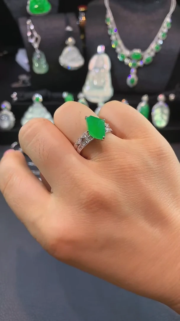 18K金镶嵌翡翠耳饰戒指