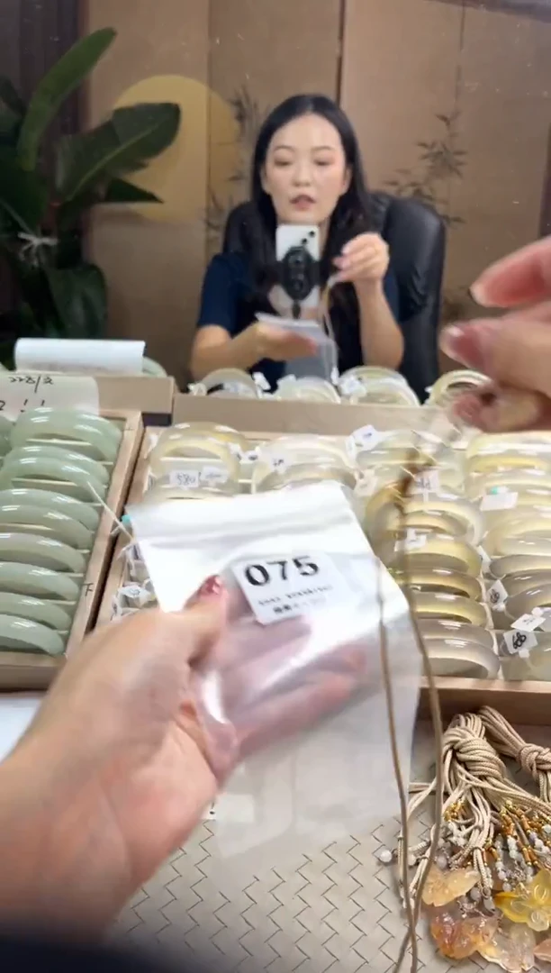 手镯玛瑙/玉髓未镶嵌香***蕾075