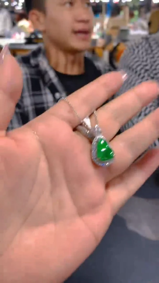 【闪购商品】翡翠吊坠(赠链)未镶嵌0531126760