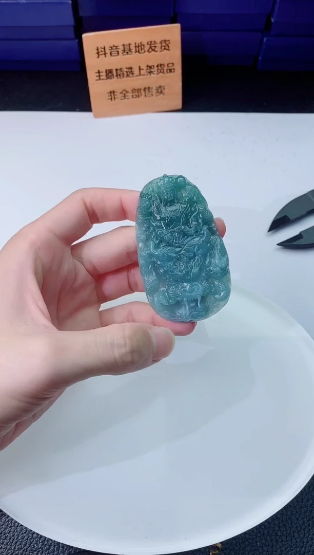 翡翠未镶嵌颈饰    `