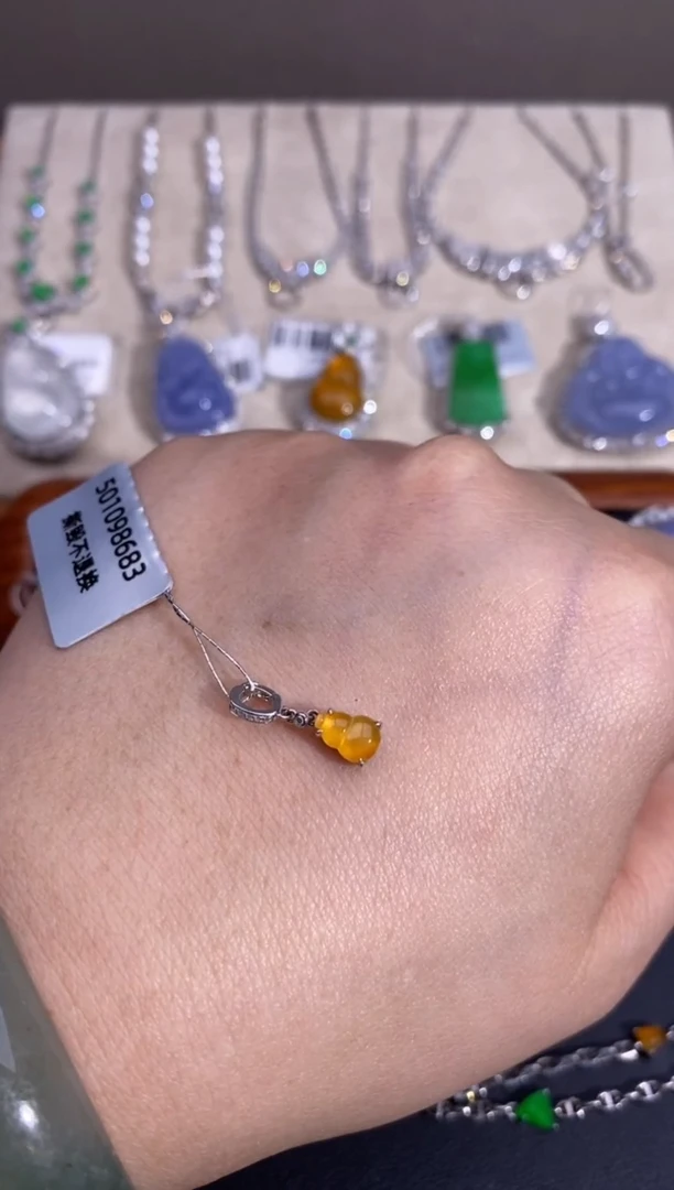 翡翠18K金镶嵌颈饰吊坠