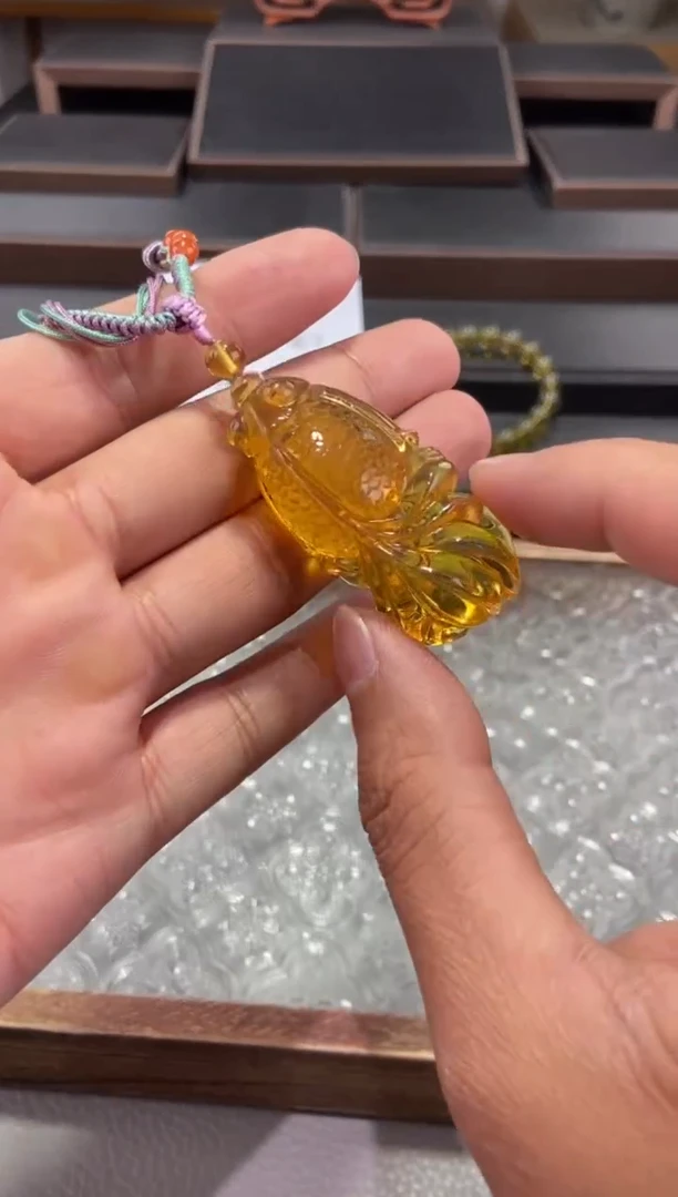 琥珀颈饰未镶嵌金鱼吊坠