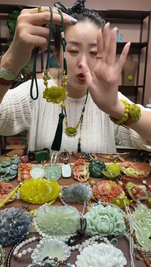 未镶嵌岫玉颈饰多样性发货发其中之一