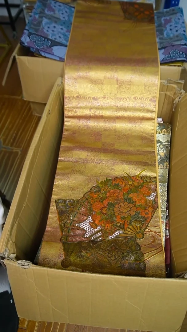 织绣河**越漆箔刺绣花卉尾款
