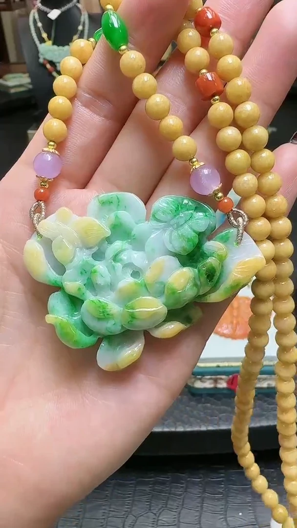 【闪购商品】翡翠颈饰未镶嵌特色黄加绿花牌