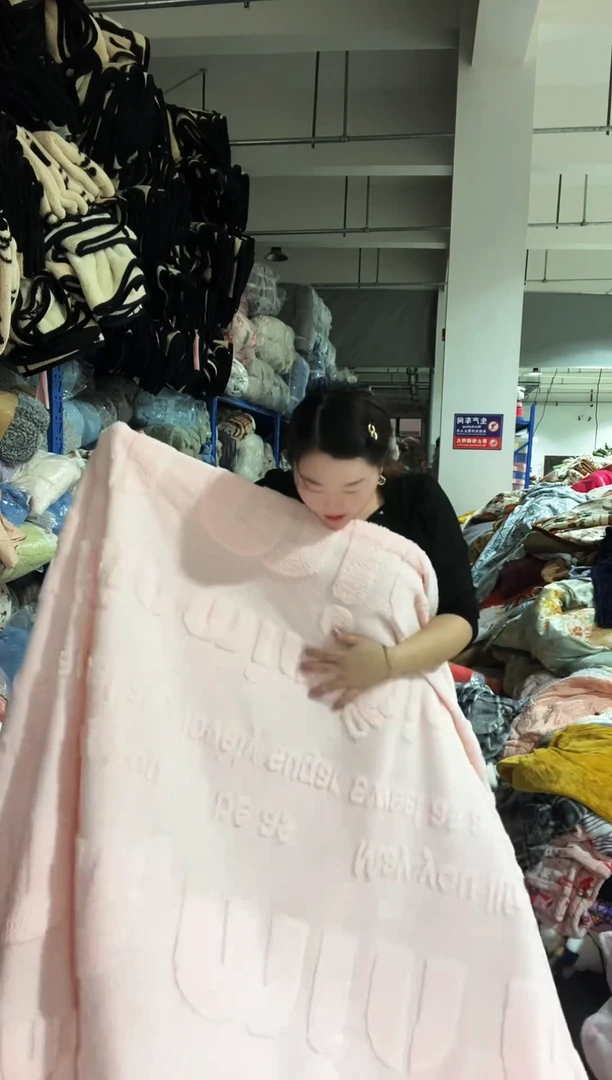 混纺主播手上展示的产品