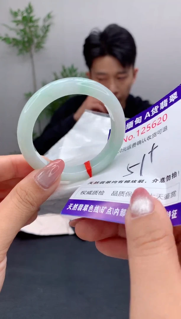 未镶嵌手镯翡翠有纹，完美者勿拍