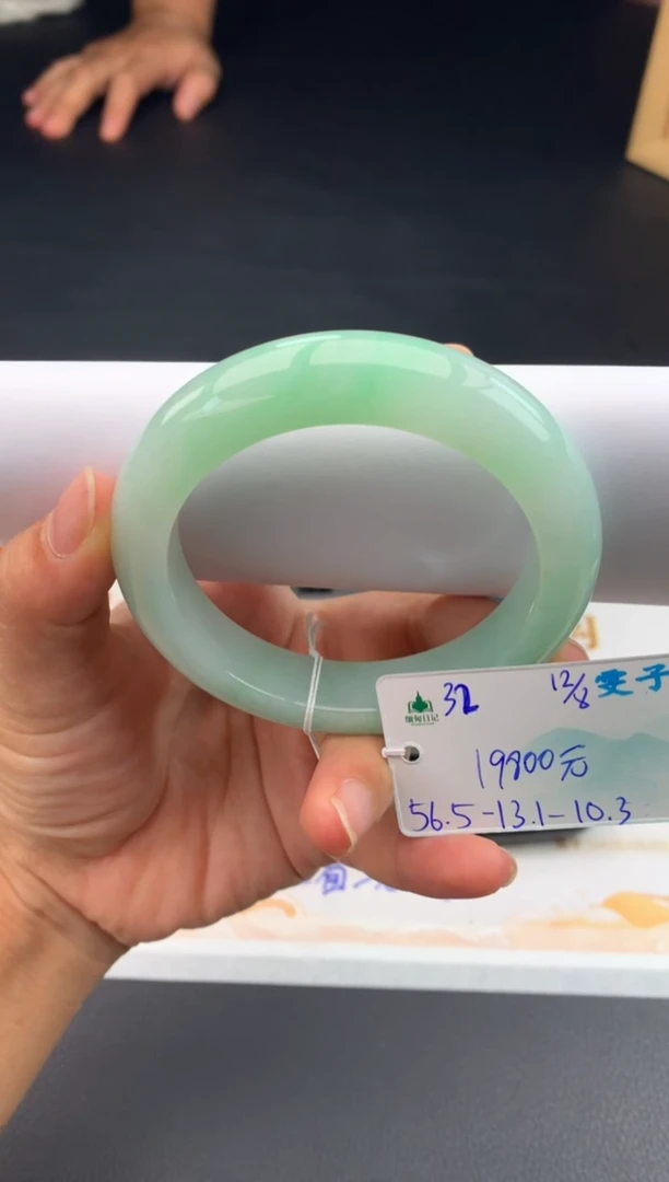 翡翠手镯未镶嵌自带#送人#，联系客服核对地址~