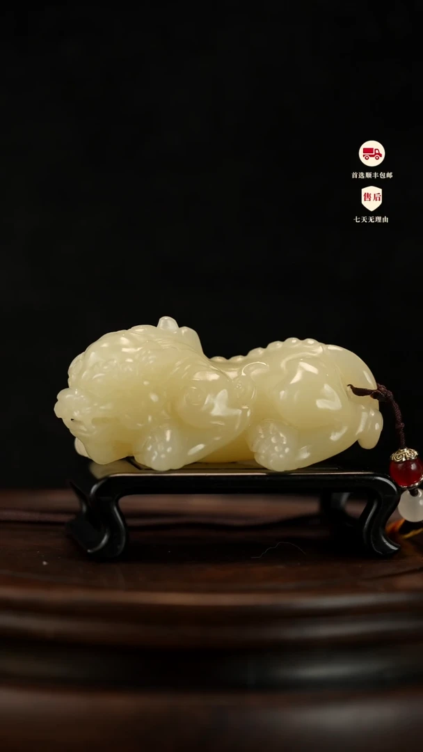 云南石老*竹叶青雕刻：吞金貔貅手把件摆件