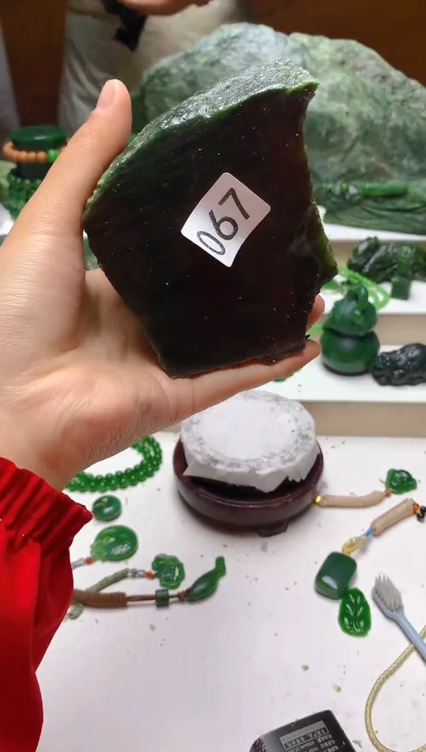 颈饰未镶嵌和田玉（碧玉）1