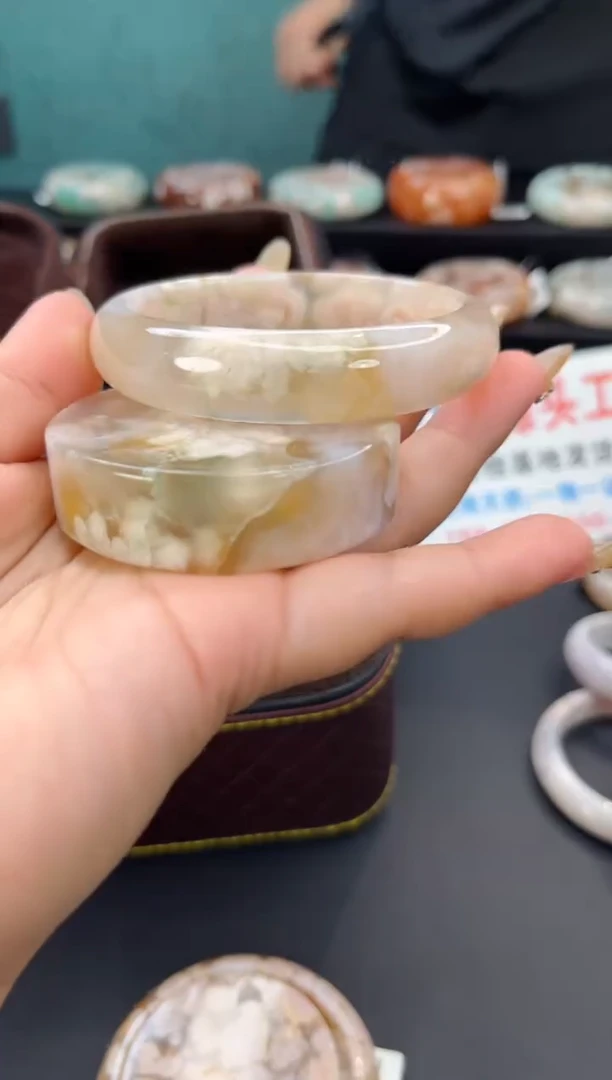 未镶嵌手镯石英质玉（59圈口）赠送镯心