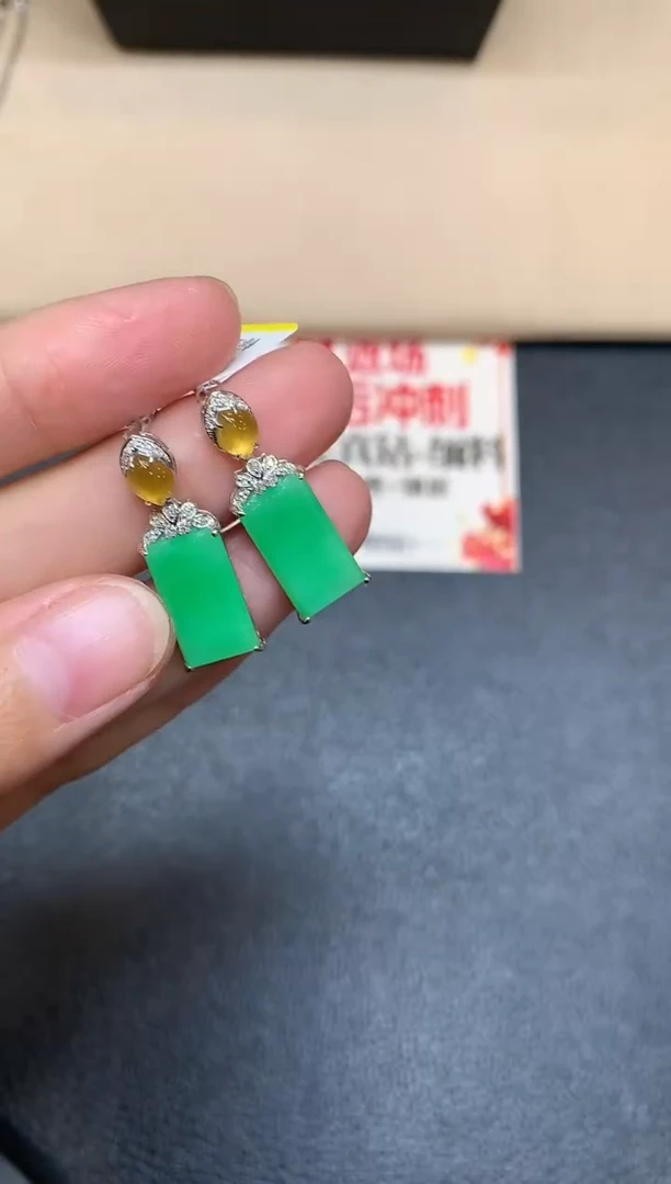 18K金镶嵌翡翠耳饰无事牌【无服务费