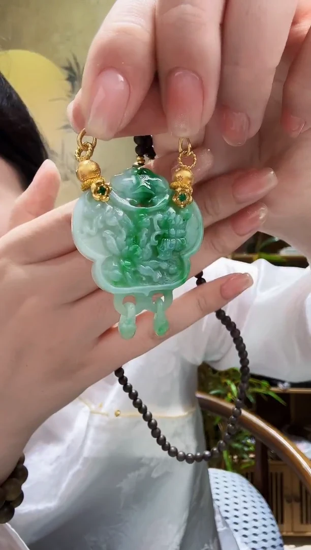 颈饰未镶嵌翡翠吊坠