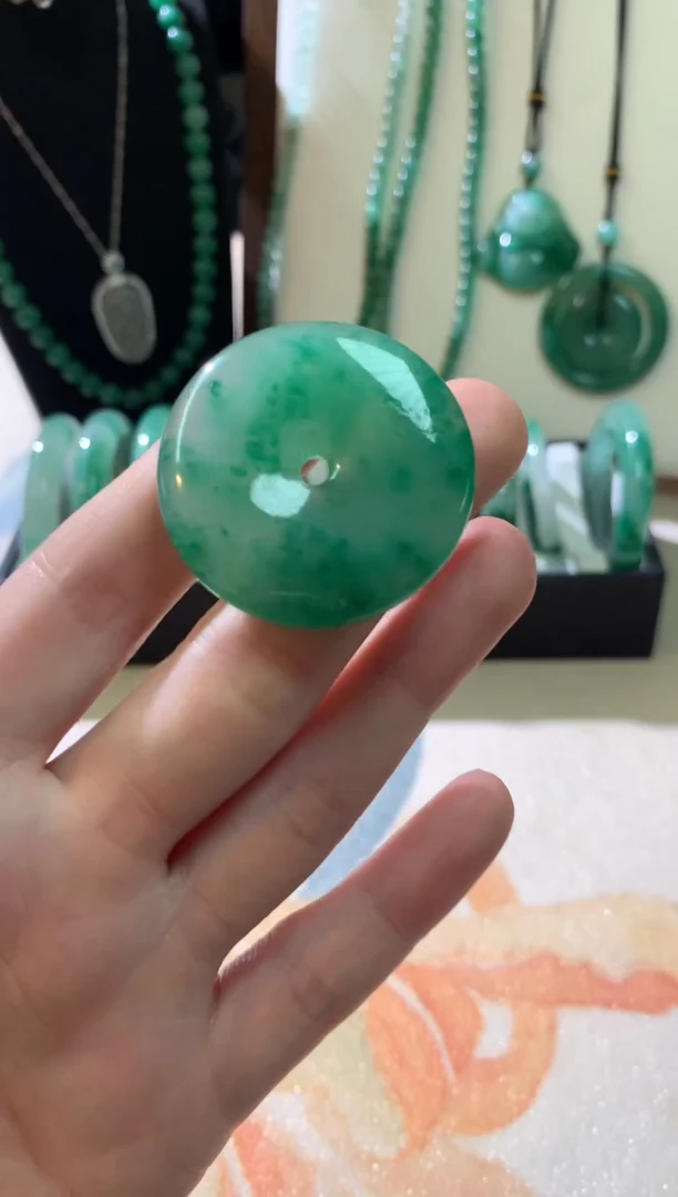 吊坠(不含链)未镶嵌石英质玉（非洲翠）37mm