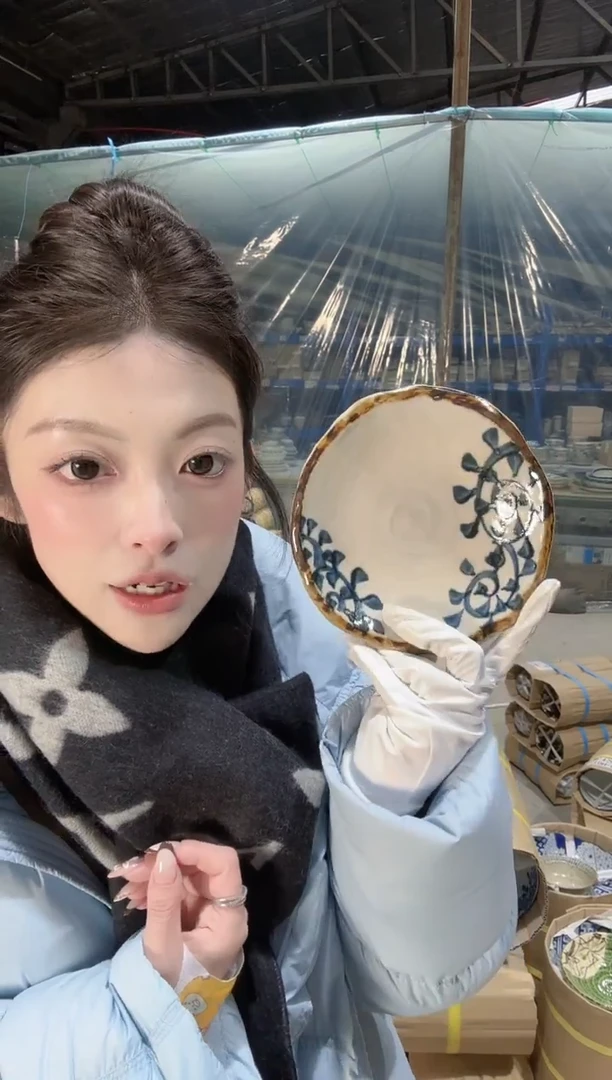 陶瓷手绘唐草不规则边圆形平盘16cm