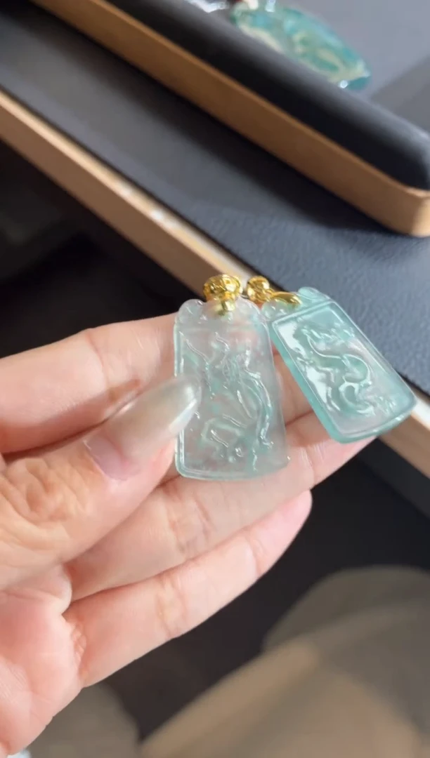 吊坠(不含链)未镶嵌翡翠龙凤牌