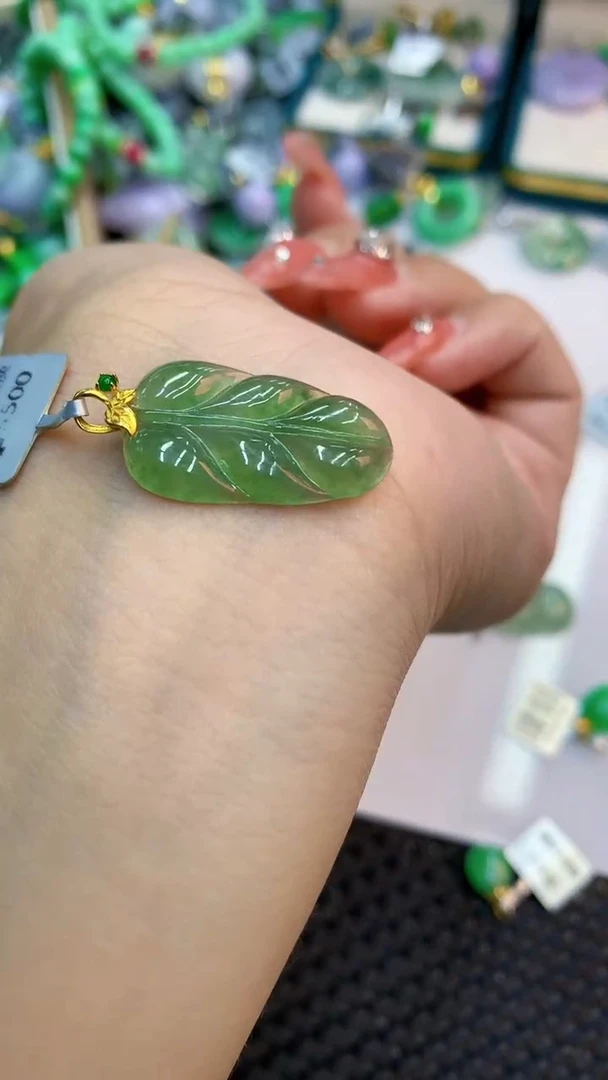 颈饰18K金镶嵌翡翠1