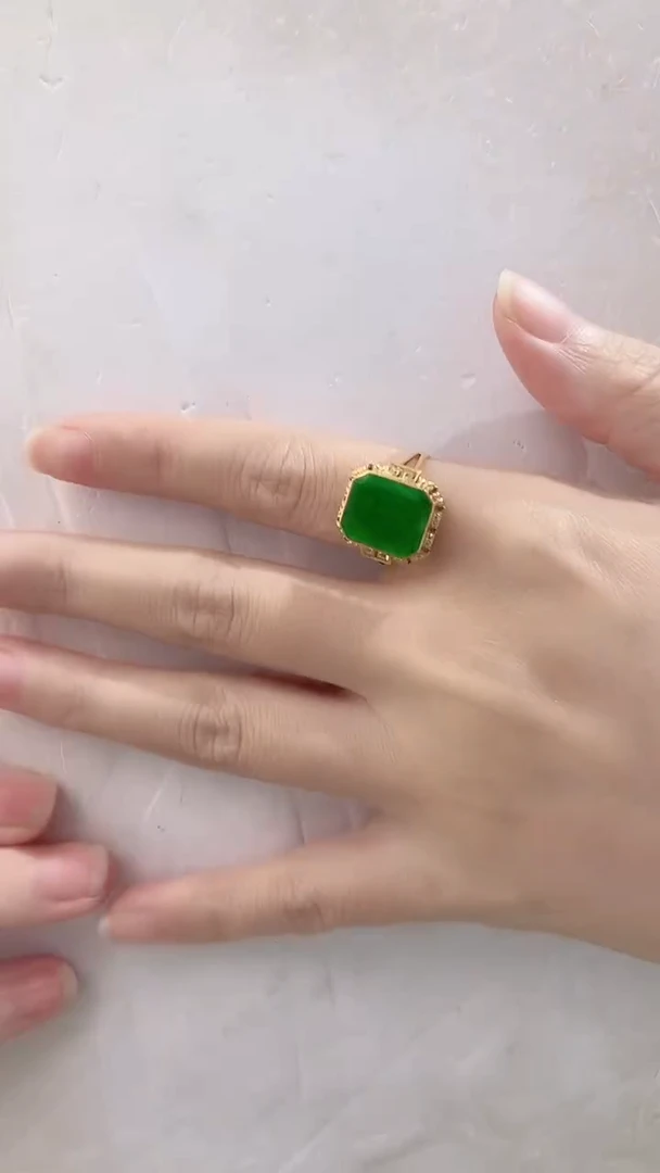 颈饰18K金镶嵌翡翠88888888888