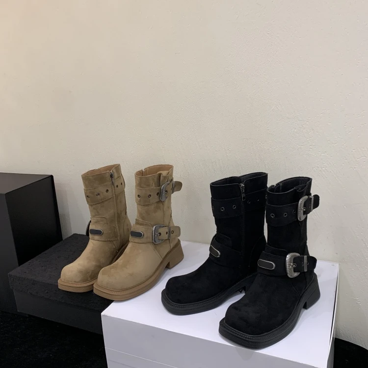 粗跟绒面骑士靴短靴女2025秋冬新款百搭女靴皮带扣侧拉链时装靴女