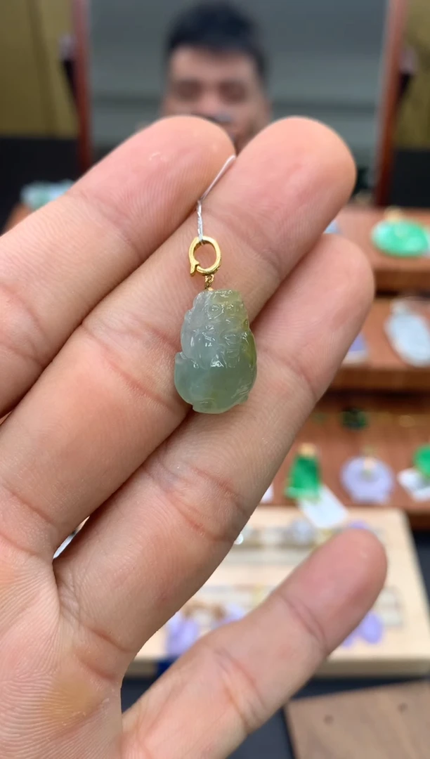 颈饰18K金镶嵌翡翠貔貅