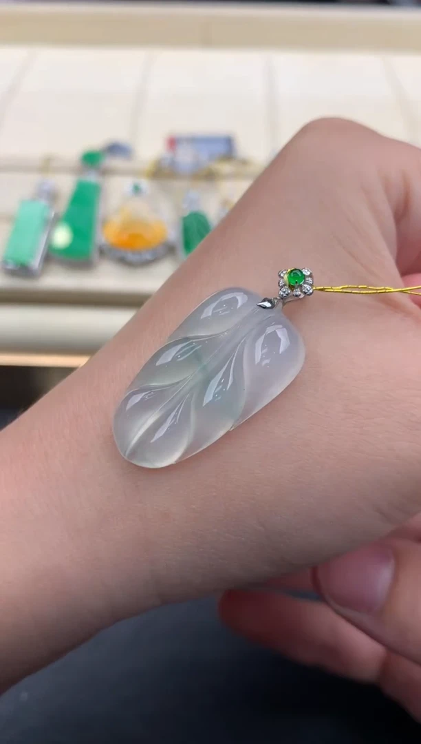 翡翠18K金镶嵌颈饰Q304