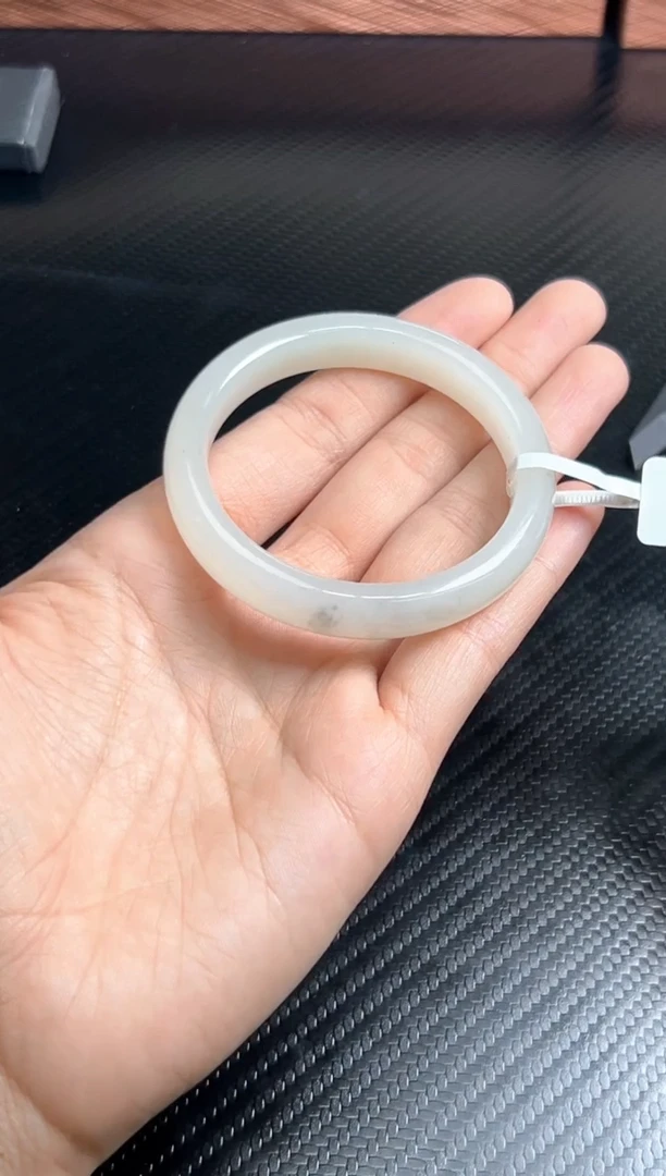 未镶嵌手镯和田玉黑山微色差52+mM