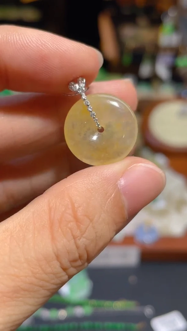 翡翠18K金镶嵌颈饰平安扣