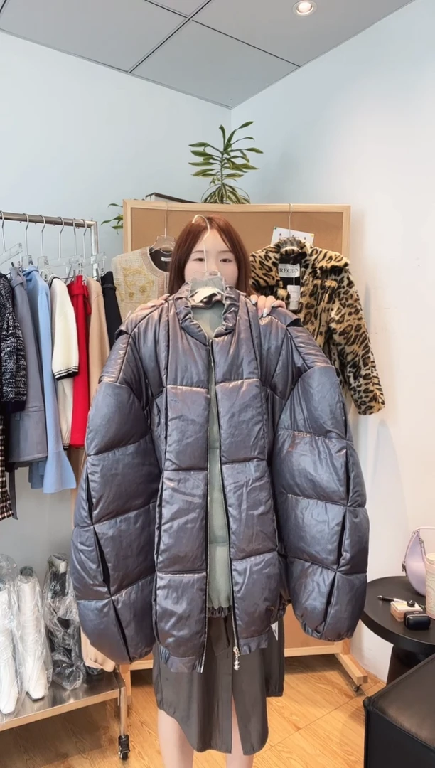 编号068  设计师品牌 原价6000 男女同款羽羽外套 福福1000待开价