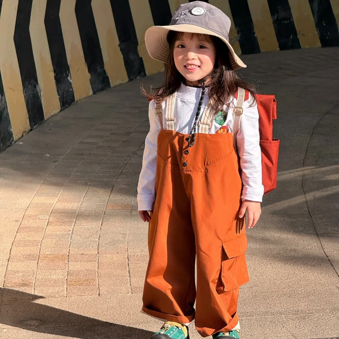 壹妈童装女童套装春装新款洋气休闲时髦儿童T恤工装背带裤两件套