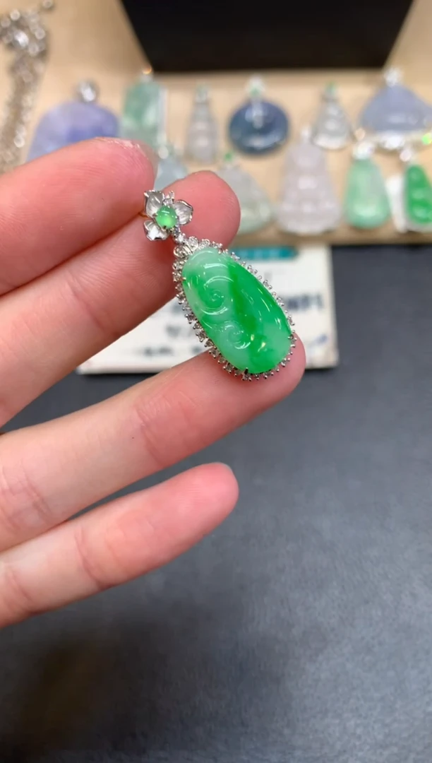 【闪购商品】翡翠颈饰18K金镶嵌如意【无服务费】