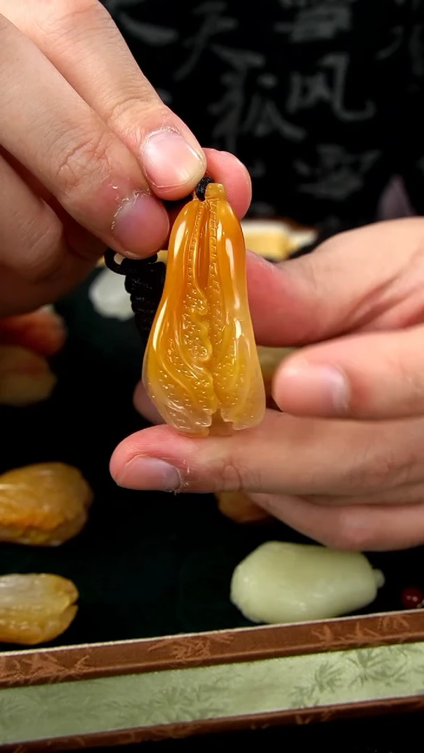 寿山石黄白水洞白菜吊坠