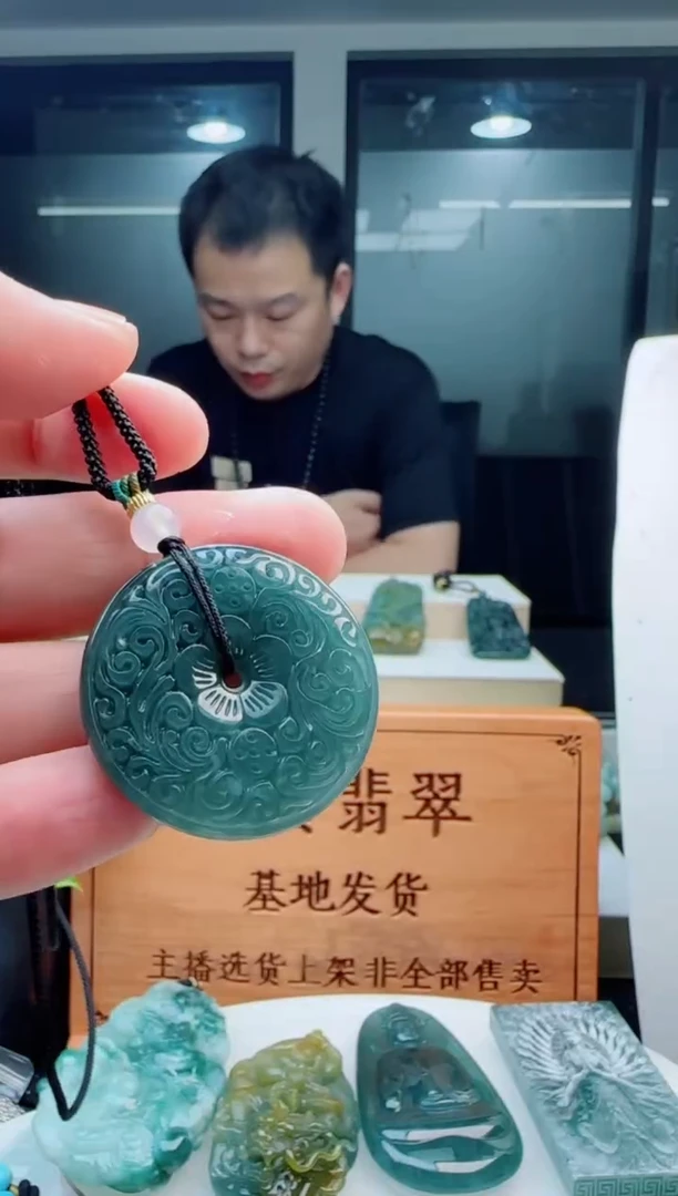 翡翠未镶嵌颈饰多样性发货其中一件