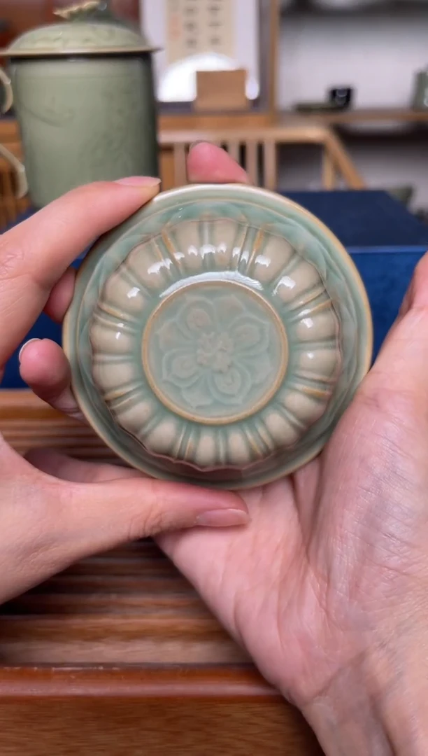 其他青瓷莲纹盖置   微瑕