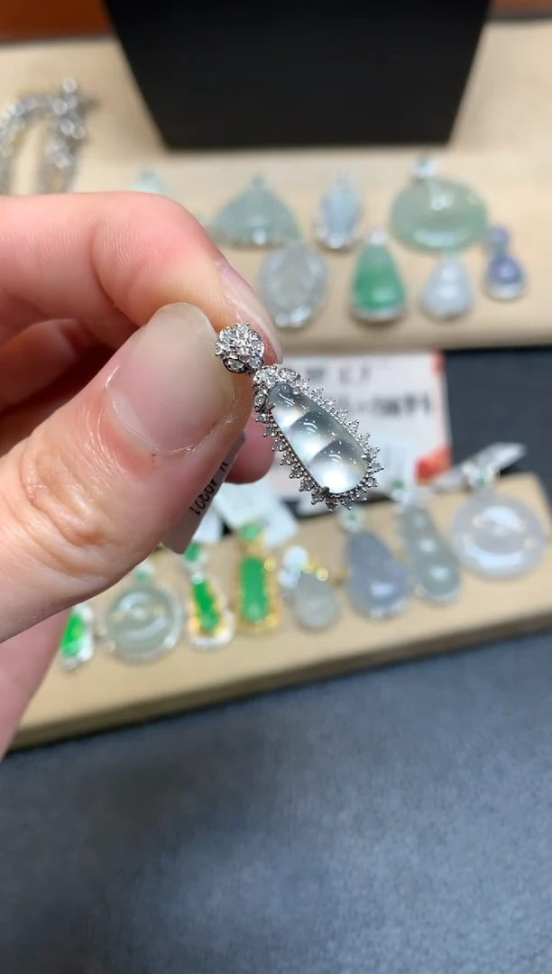 【闪购商品】翡翠颈饰18K金镶嵌福豆【无服务费】