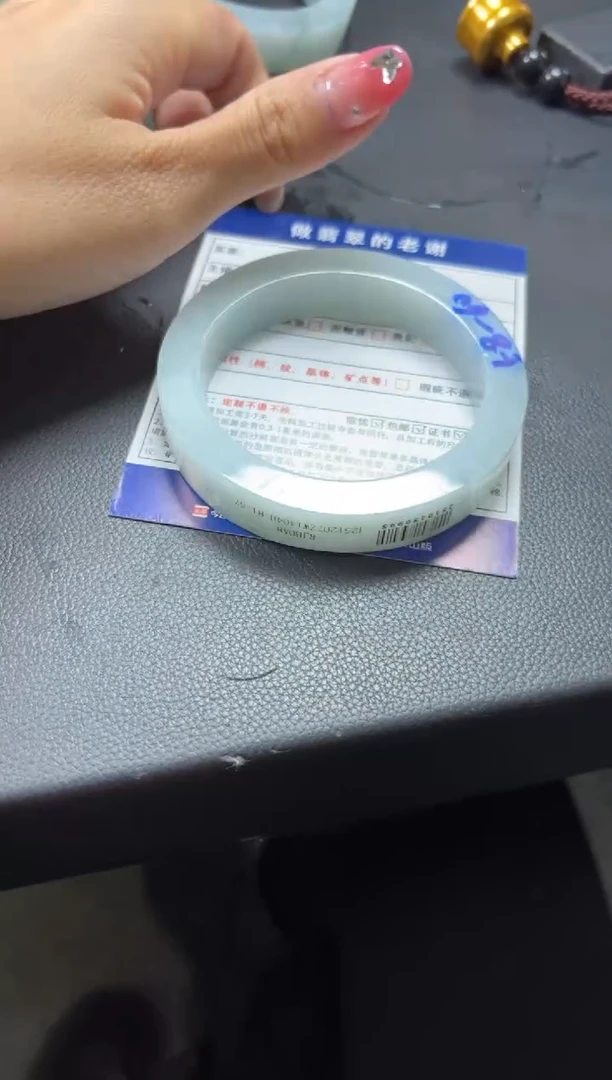 未镶嵌定制手镯不退不换定制翡翠C*。定制手镯不退不换