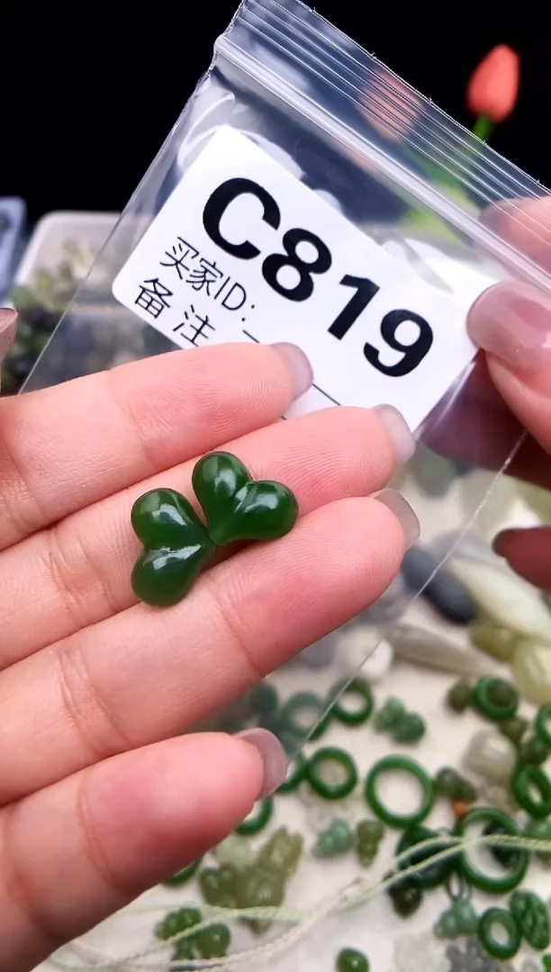 颈饰未镶嵌和田玉 一对