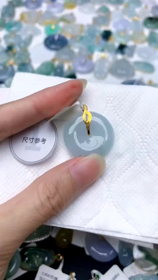 颈饰18K金镶嵌翡翠天然A货翡翠