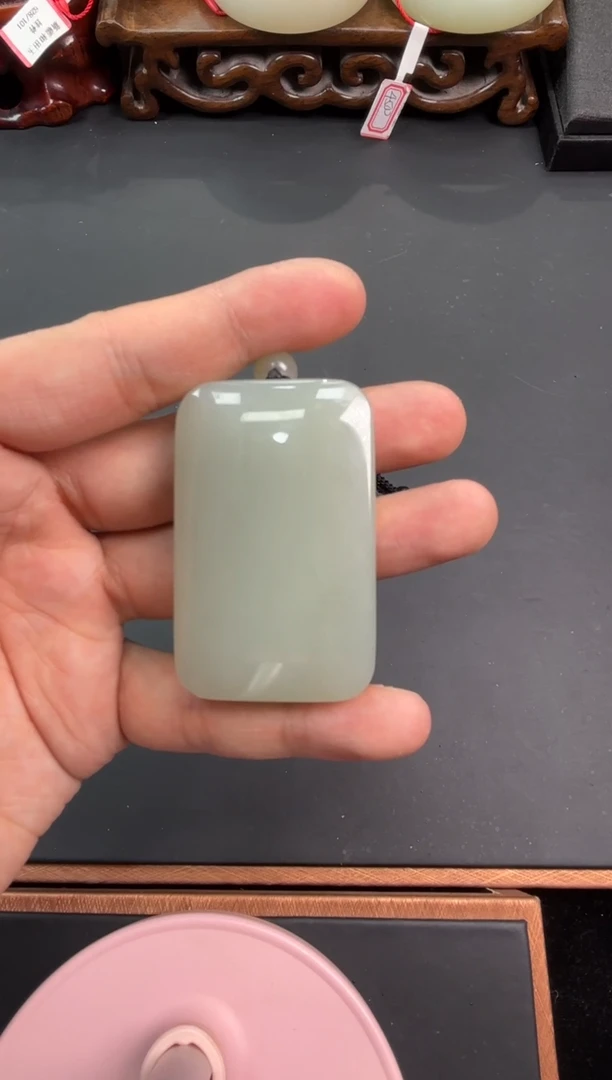 【闪购商品】和田玉吊坠(赠链)未镶嵌且末微色差近矿吊坠