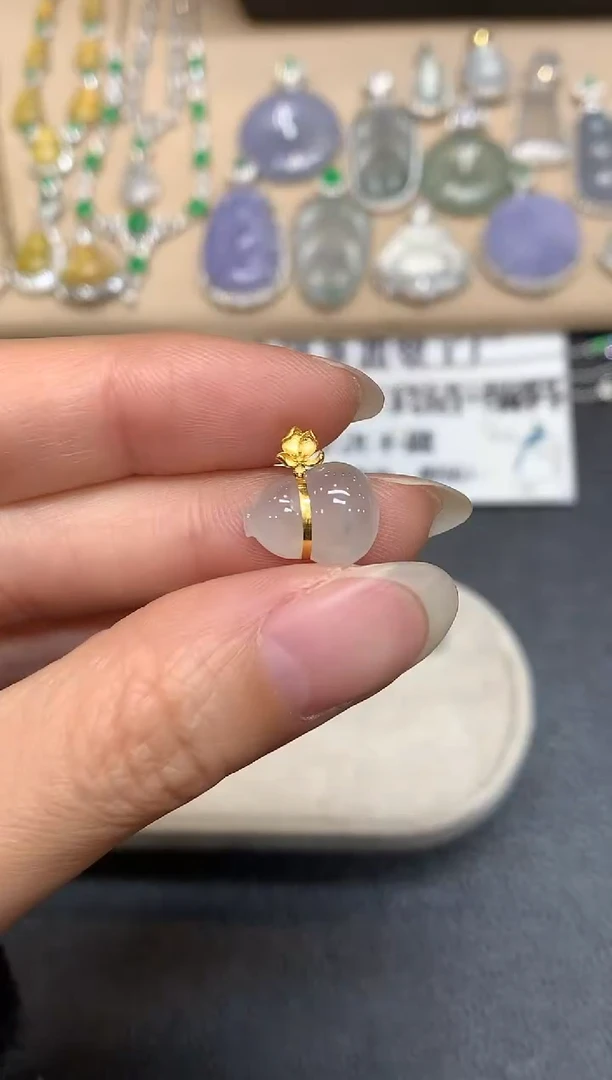 颈饰18K金镶嵌翡翠葫芦【无服务费
