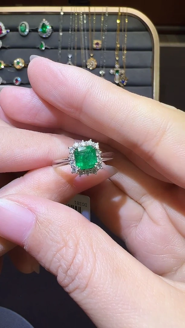 18K金镶嵌戒指祖母绿竹**青1.05ct