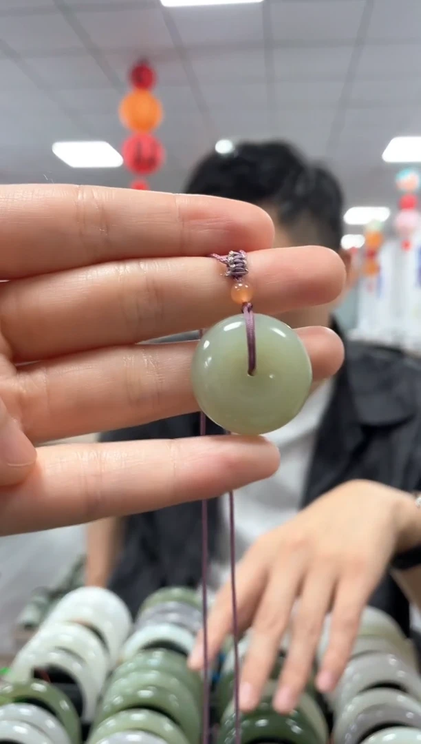 和田玉未镶嵌颈饰厚平安扣吊坠一件