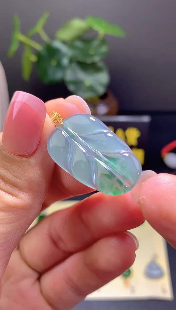 翡翠18K金镶嵌颈饰翡翠吊坠