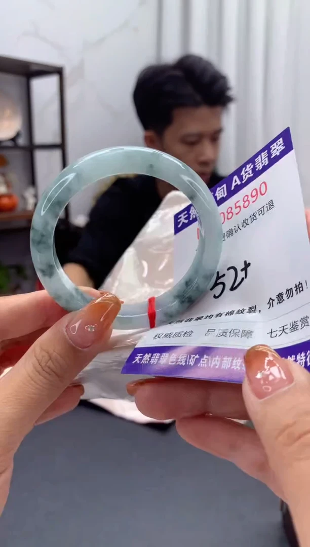 未镶嵌手镯翡翠有纹，完美者勿拍