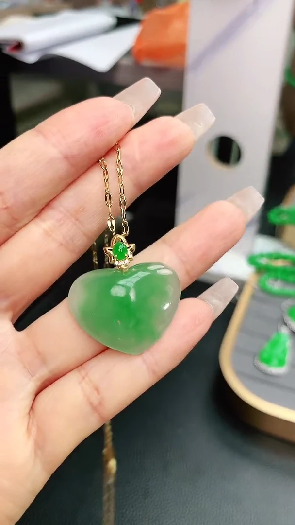 翡翠18K金镶嵌颈饰桃*?赠礼盒证书