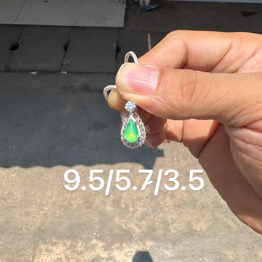 0605(小哪吒在源头)玻璃种翡翠木那绿水滴吊坠干净肉细荧光足M80