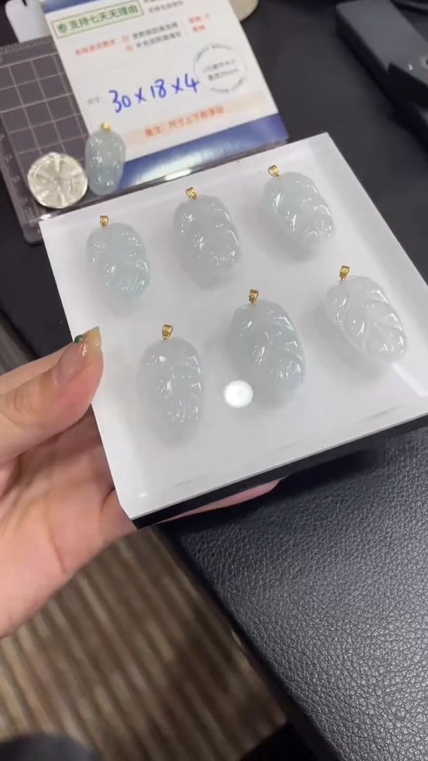 【闪购商品】翡翠颈饰18K金镶嵌叶子配绳6/多样性发其一CP