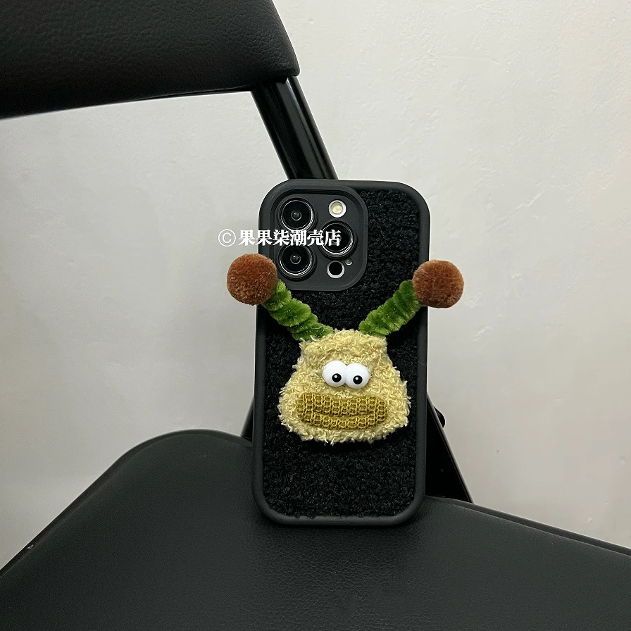 丑萌香肠嘴小怪兽iPhone16promax手机壳毛绒苹果15黑色14/13/12软