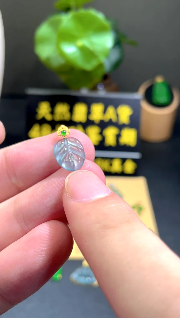 颈饰18K金镶嵌翡翠翡翠A货