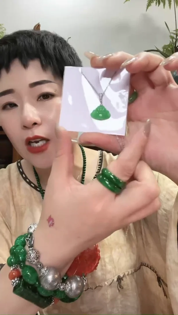 翡翠未镶嵌颈饰685